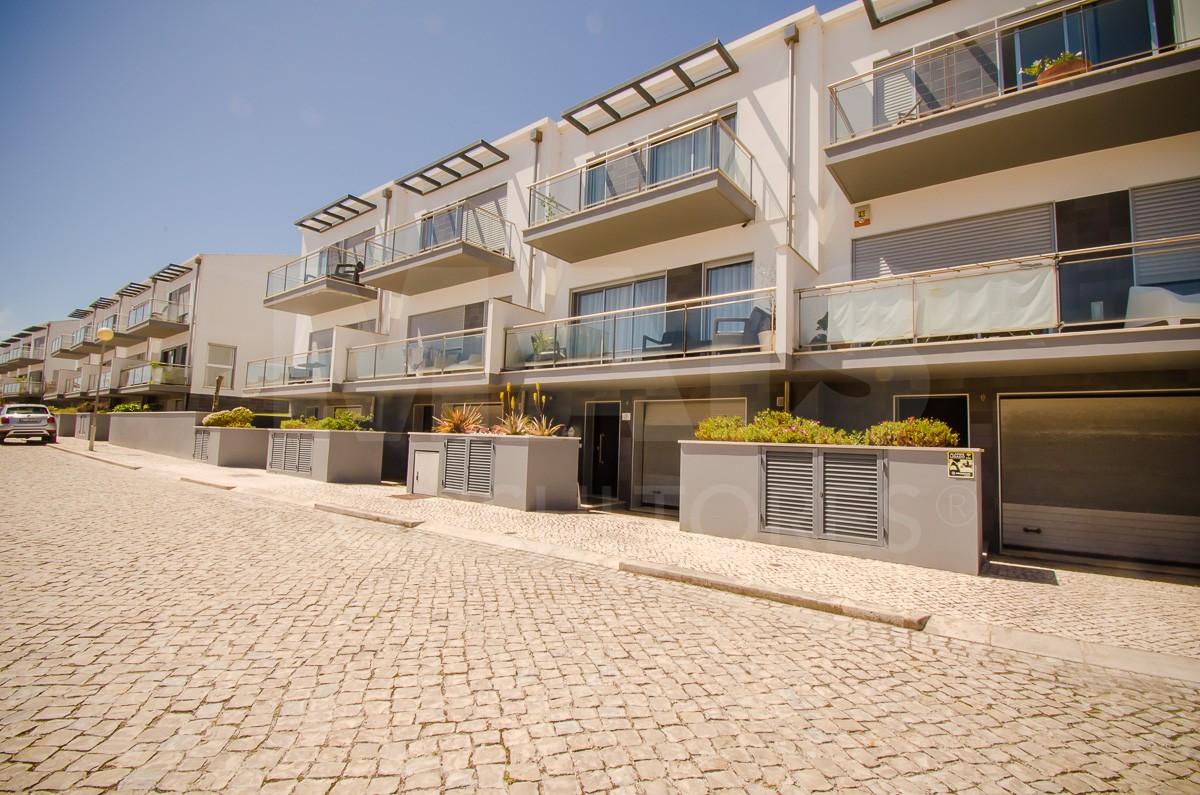 3 bedroom villa overlooking São Martinho do Porto Bay, condominium with swimming pool.
